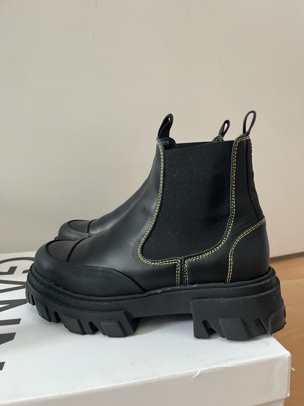 Ganni Black Chelsea Ankle Boots with Contrast Stitching - NEW with Box size 8 - Picture 3 of 7